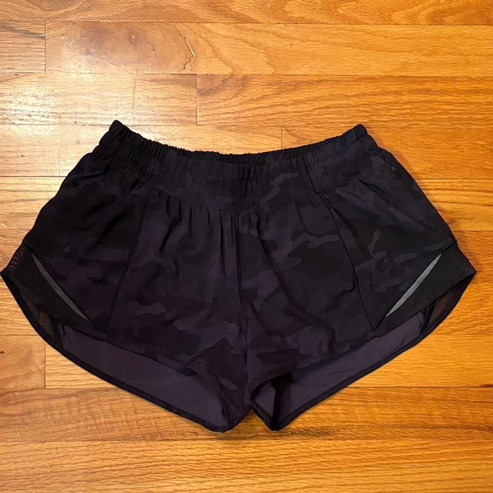 Lululemon Black Camo Hotty Hot low rise 2.5 inch Shorts ❤️😊